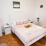 Elena Old Town Apartment *